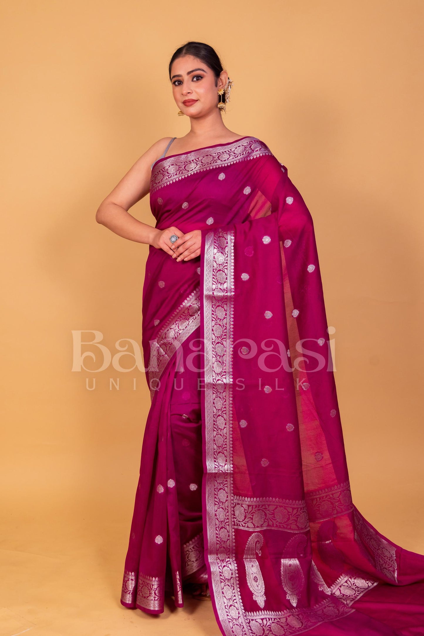 Whine Banarasi Handwoven geprgette Saree With Silver Zari Work