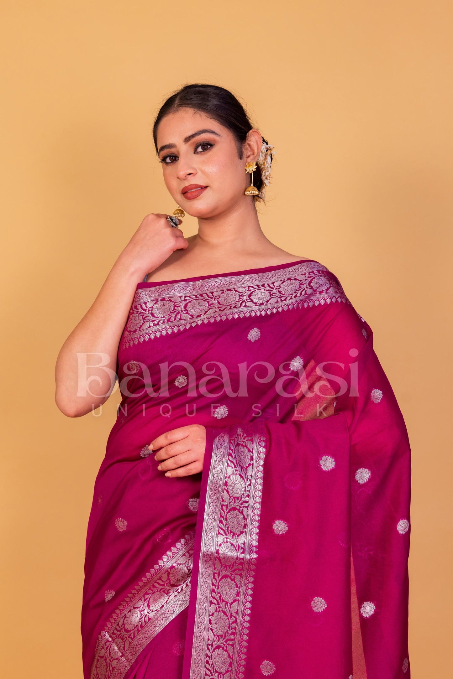 Whine Banarasi Handwoven geprgette Saree With Silver Zari Work