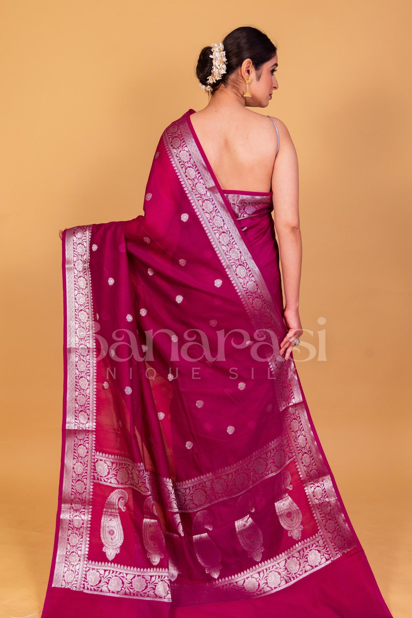 Whine Banarasi Handwoven geprgette Saree With Silver Zari Work